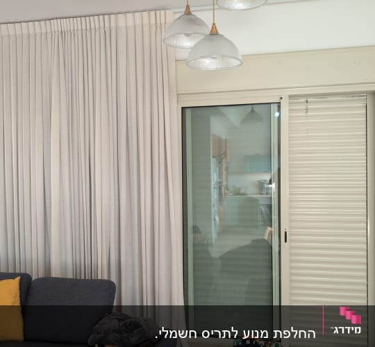 סלון עם וילון ותריסים סגורים ליד חלון זכוכית